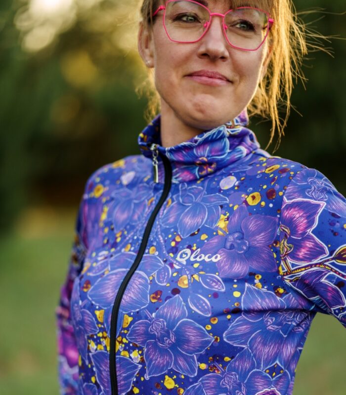 Bluza sportowa Nocna Orchidea LOCO, zbliżenie zapiętej stójki, zamka i białego logo na piersi.