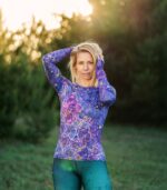 Longsleeve damski Nocna Orchidea LOCO na modelce z uniesionymi rękami, widoczny przód koszulki i wzór orchidei.