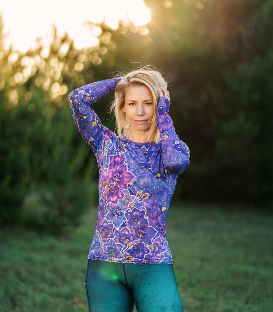 Longsleeve damski Nocna Orchidea LOCO – przód i długie rękawy Longsleeve damski Nocna Orchidea LOCO na modelce z uniesionymi rękami, widoczny przód koszulki i wzór orchidei.