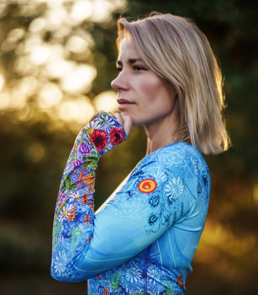 niebieski sportowy longsleeve damski łąka