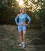 niebieski sportowy longsleeve damski łąka