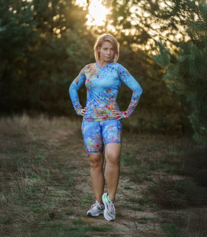 niebieski sportowy longsleeve damski łąka