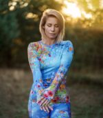 niebieski sportowy longsleeve damski łąka