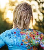 niebieski sportowy longsleeve damski łąka