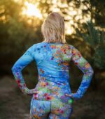 niebieski sportowy longsleeve damski łąka