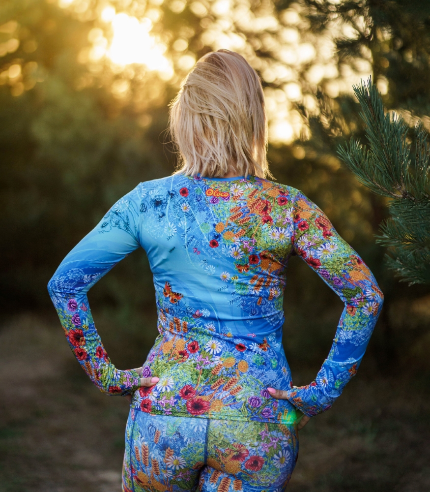 niebieski sportowy longsleeve damski łąka