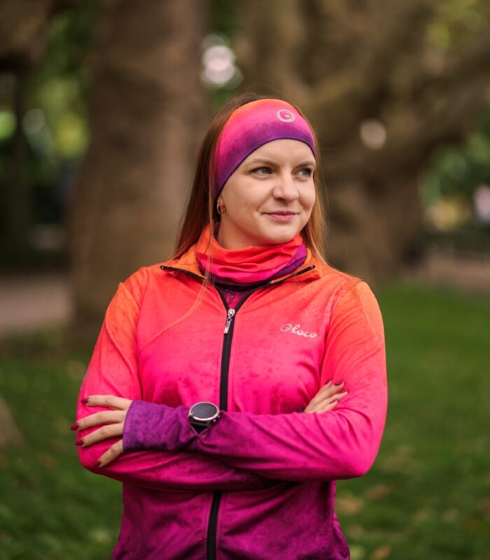 kolorowa bluza sportowa damska z wycięciami na kciuki hawana