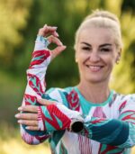 Longsleeve damski Liściak LOCO na modelce pokazującej otwory na kciuki w przedłużonych rękawach.
