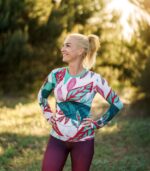 Sportowy longsleeve damski Liściak LOCO na modelce, z przodu widoczny dopasowany krój i wzór liści.