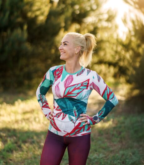 Sportowy longsleeve damski Liściak LOCO na modelce, z przodu widoczny dopasowany krój i wzór liści.