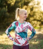 Damski longsleeve sportowy Liściak LOCO w turkusowo-czerwone liście, widok z przodu na modelce.