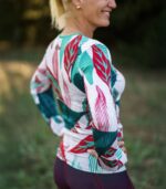 Longsleeve damski Liściak LOCO na modelce od tyłu i z boku, zbliżenie na wzór liści na rękawie.