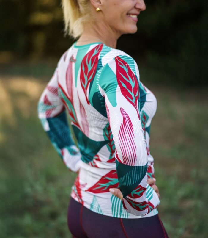 Longsleeve damski Liściak LOCO na modelce od tyłu i z boku, zbliżenie na wzór liści na rękawie.