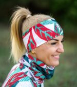 Opaska sportowa i komin Liściak LOCO na modelce z boku, widoczny kolorowy wzór liści.