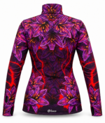 Mockup tyłu damskiej bluzy Czarna Lilia LOCO z fioletowymi liliami na ciemnym tle