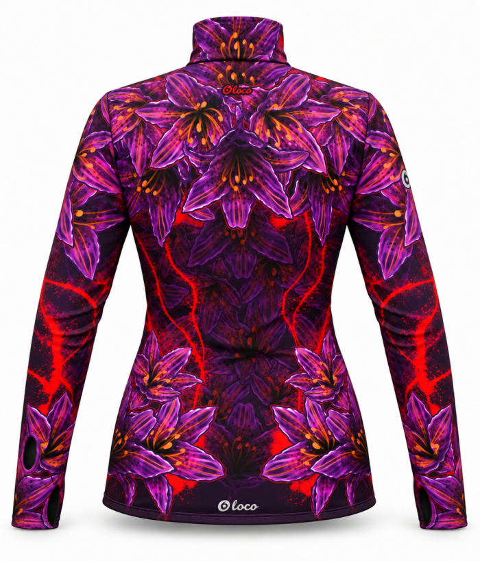 Mockup tyłu damskiej bluzy Czarna Lilia LOCO z fioletowymi liliami na ciemnym tle