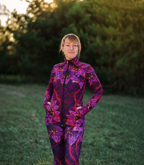 Modelka w bluzie Czarna Lilia LOCO z dłońmi w bocznych kieszeniach