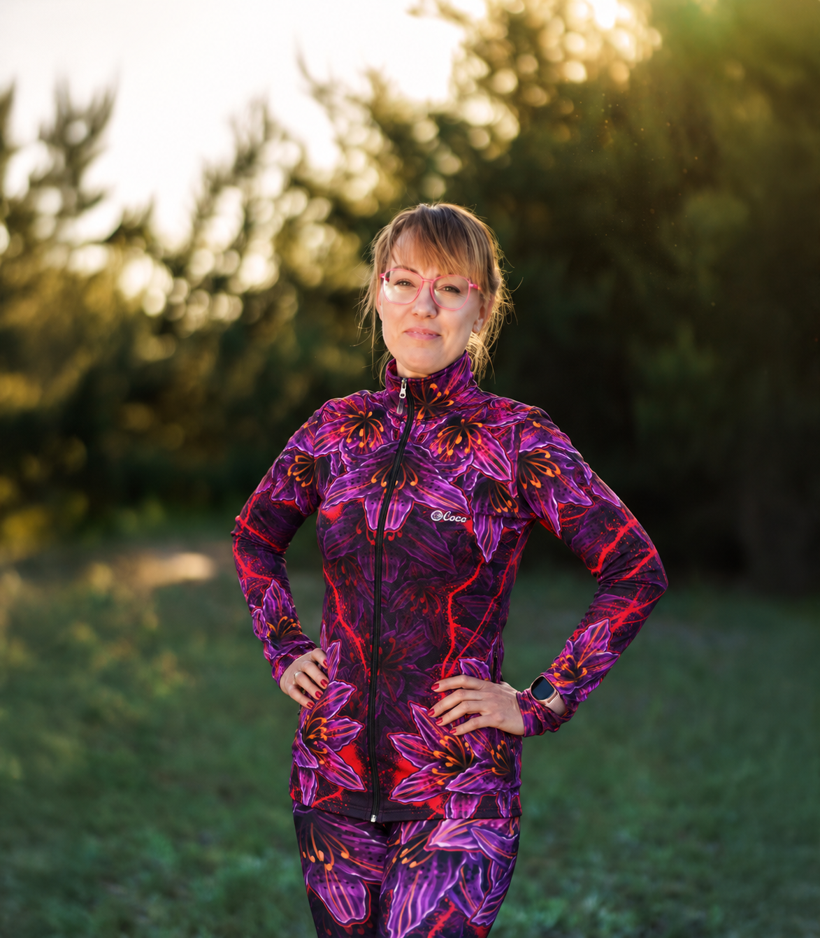 Bluza damska Czarna Lilia LOCO – przód Bluza damska Czarna Lilia LOCO na modelce – przód ze stójką i pełnym czarnym zamkiem