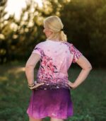 Koszulka damska Nietoperz Sakura LOCO na modelce z tyłu, widoczny luźny krój, krótkie rękawy i kwiatowy wzór na plecach.