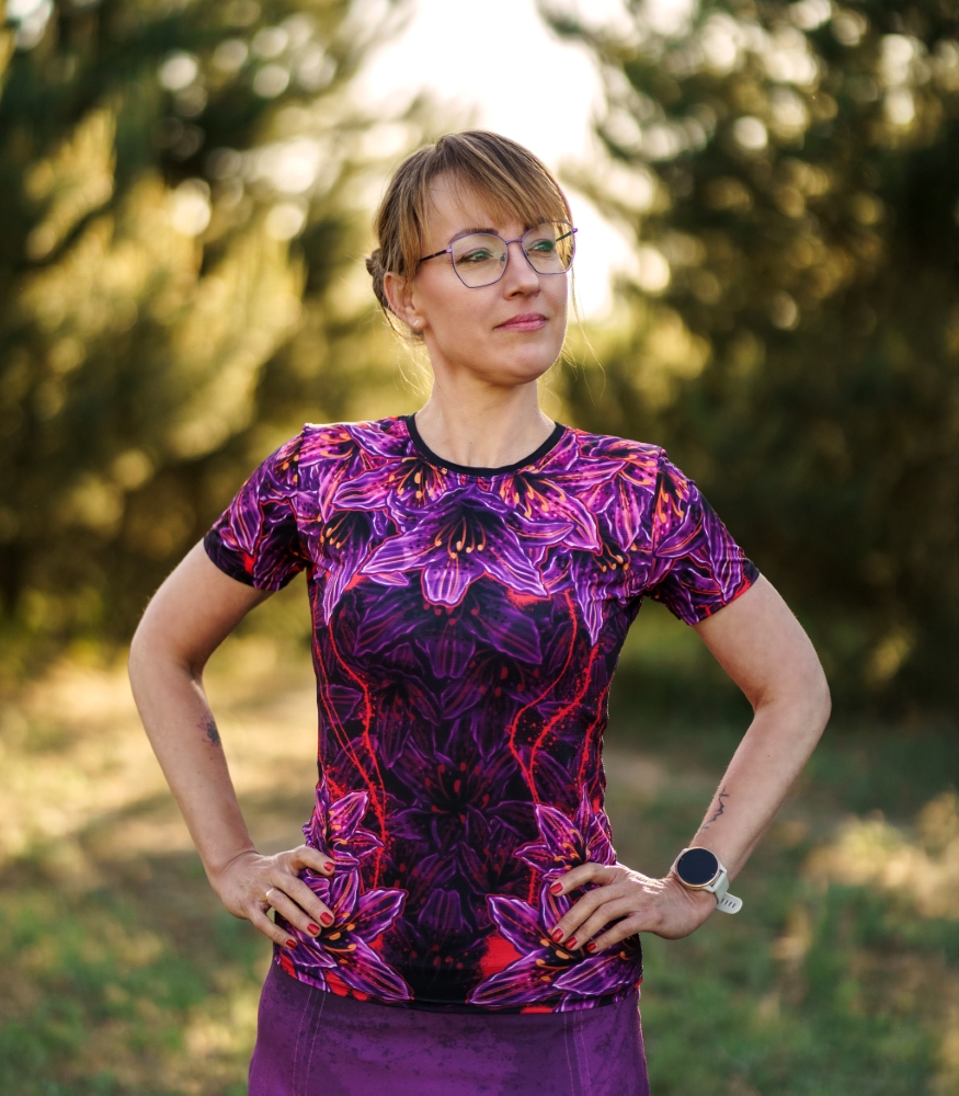 czarna-lilia-koszulka-sportowa-damska koszulka w kwiaty czarna lilia